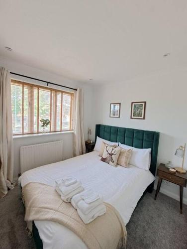 Postel nebo postele na pokoji v ubytování Beachwood House, Modern 2-Bed Home - Parking for 2 Vehicles