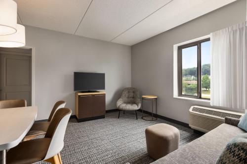 a living room with a couch and a tv at TownePlace Suites by Marriott Harrisburg West/Mechanicsburg in Mechanicsburg