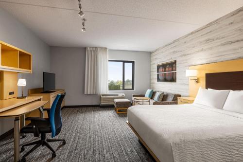 Habitación de hotel con cama, escritorio y ordenador en TownePlace Suites by Marriott Harrisburg West/Mechanicsburg, en Mechanicsburg