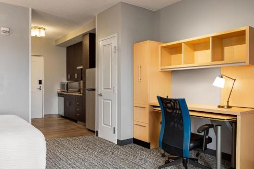 a room with a desk and a bed and a kitchen at TownePlace Suites by Marriott Harrisburg West/Mechanicsburg in Mechanicsburg