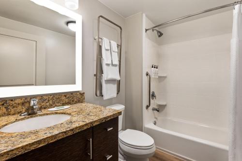 La salle de bains est pourvue d'un lavabo, de toilettes et d'une baignoire. dans l'établissement TownePlace Suites by Marriott Harrisburg West/Mechanicsburg, à Mechanicsburg
