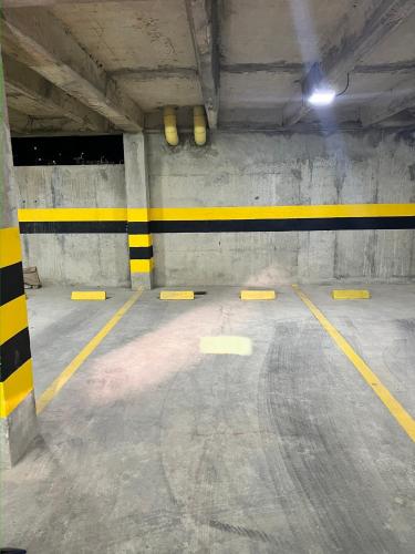 an empty parking garage with yellow and black stripes at Moderno apartamento con vista inigualable in Dosquebradas