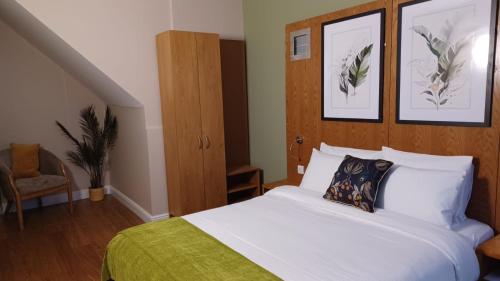 Un ou plusieurs lits dans un hébergement de l'établissement The Renishaw Rooms