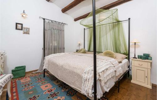 - une chambre avec un lit à baldaquin dans l'établissement Villa Novel, à Višnjan