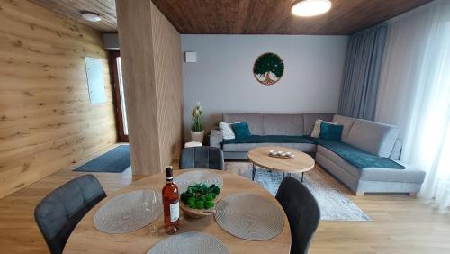 sala de estar con mesa, sillas y sofá en Apartmán C2 Hrabušice, en Hrabušice