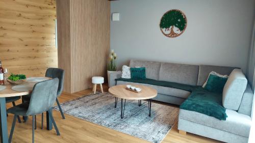 フラブシツェにあるApartmán C2 Hrabušiceのソファとテーブル2つがあるリビングルーム
