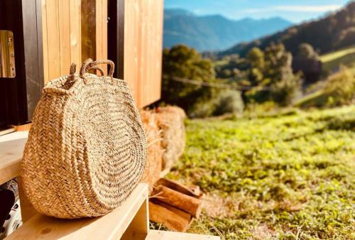 a rattan bag sitting on a window sill with a view at Cabana auf dem Biohof Hornen 