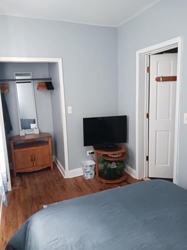 a bedroom with a bed and a flat screen tv at La Villita - Gateway to Chicago in Chicago