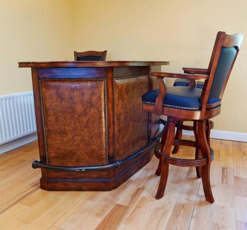 a wooden desk with two chairs and a wooden table at Rinneen in Newtown