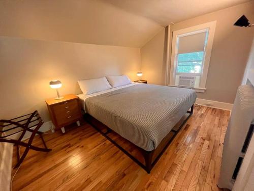 Un dormitorio con una cama grande y una ventana en The Big Farm House, en Erie
