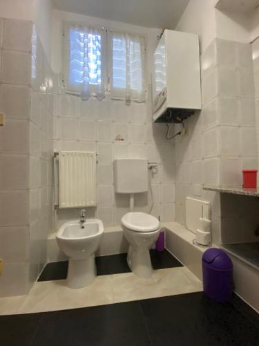 Casa Mi Tu في جينوا: حمام مع مرحاض ومغسلة