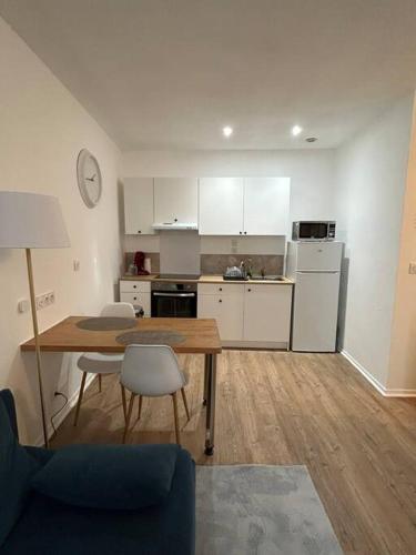 un salon avec une table et une cuisine dans l'établissement Au Cœur de Toulouse - Carmes, à Toulouse