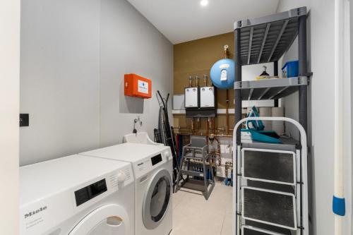Ein Bett oder Betten in einem Zimmer der Unterkunft Maison Arthur vakantiewoning met verwarmd zwembad