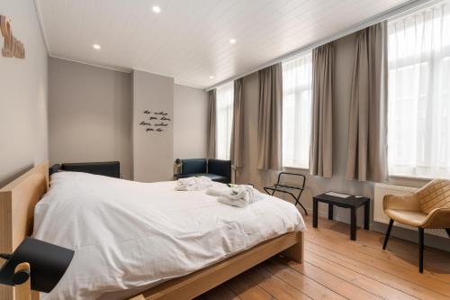 Ein Bett oder Betten in einem Zimmer der Unterkunft Maison Arthur vakantiewoning met verwarmd zwembad