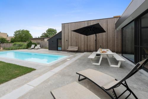Der Swimmingpool an oder in der Nähe von Maison Arthur vakantiewoning met verwarmd zwembad
