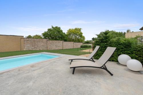 Der Swimmingpool an oder in der Nähe von Maison Arthur vakantiewoning met verwarmd zwembad