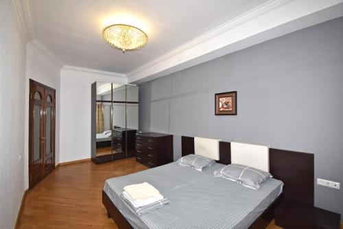 sypialnia z łóżkiem i lustrem w obiekcie Armenak Apartment Северный проспект,Northern Avenue w Erywaniu