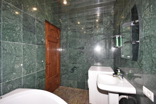 een groene badkamer met een wastafel en een toilet bij Armenak Apartment Северный проспект,Northern Avenue in Jerevan