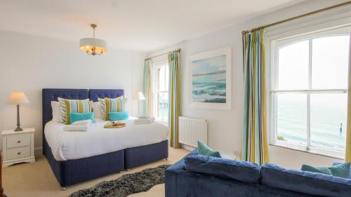 Postel nebo postele na pokoji v ubytování Northcliffe, Southwold Seafront sleeps 14