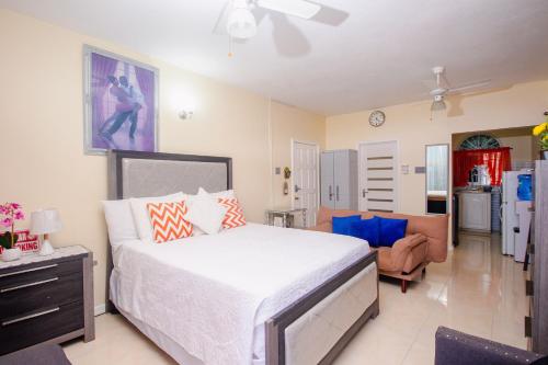 sypialnia z łóżkiem i salon w obiekcie Ocho Rios Ocean View Sleeps1-2 w mieście Ocho Rios