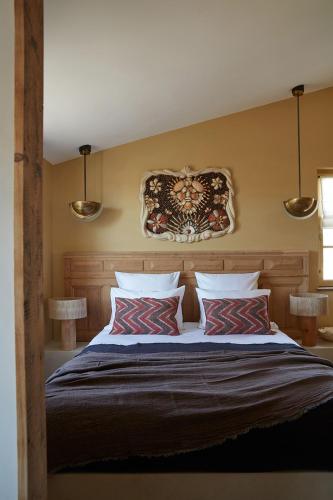 a bedroom with a large bed with two pillows at Maisons 322 - Maison La Lumineuse in Le Bois-Plage-en-Ré
