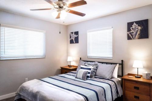 Voodi või voodid majutusasutuse Coral Cottage pool gas firepit a 2bed 2bth sleeps 6 toas