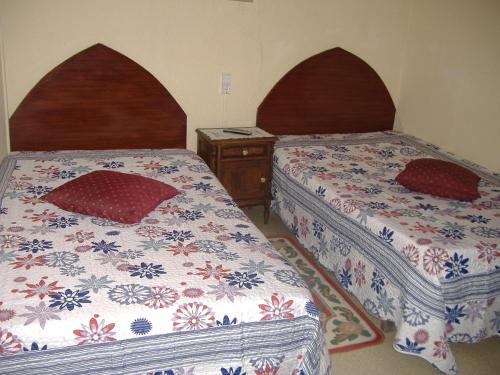 two beds in a room with two bedsskirtsinylinylinylinylinyl at Residência Ideal in Coimbra