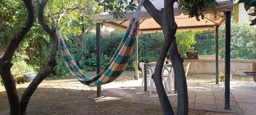 twee hangmatten hangend aan bomen in een tuin bij A Casa Nostra B&B in Cagliari