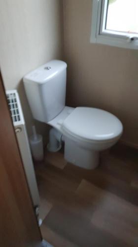 La salle de bains est pourvue de toilettes blanches et d'une fenêtre. dans l'établissement Kingsley vale, à Selsey