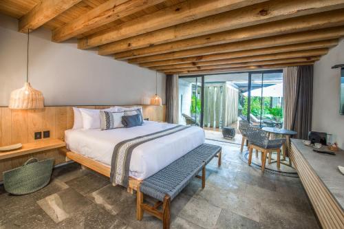 - une chambre avec un lit et une grande fenêtre dans l'établissement El Lugar del que te hable Hotel Boutique, à Valle de Bravo