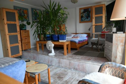 a living room with a couch and a table at Przytulne duże mieszkanie w domku jednorodzinnym in Koszalin