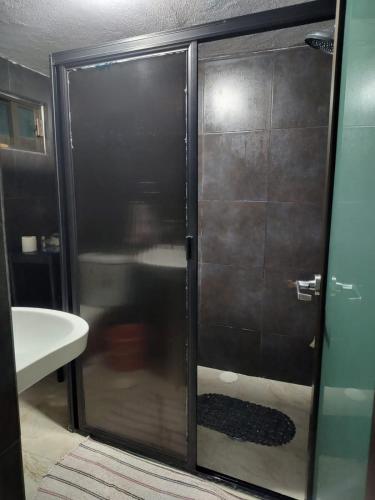 eine Dusche mit Glastür im Bad in der Unterkunft Casa Chignahuapan fraccionamiento Green City in Chignahuapan