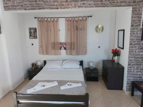 - une chambre avec un lit et 2 serviettes dans l'établissement Superb studio in Lixouri, à Lixouri