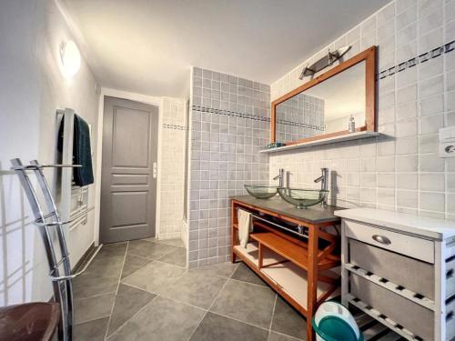 une salle de bain avec un lavabo et un miroir dans l'établissement T2 en Rez-de-jardin Fleur de Sel, à Saint-Raphaël