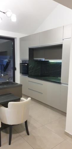 Η κουζίνα ή μικρή κουζίνα στο R-RESIDENCY DELUXE Bl