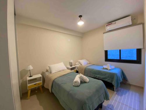 Ένα ή περισσότερα κρεβάτια σε δωμάτιο στο Moderno y nuevo apartamento con cochera en el centro
