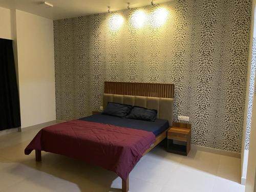 una camera con un letto con copriletto rosso di Royal Nest Premium-AS a Pune