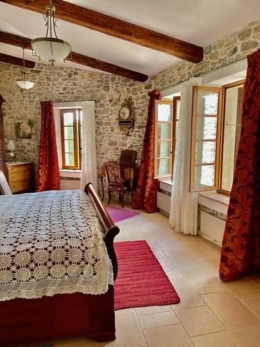 Postel nebo postele na pokoji v ubytování Le Petit Château de Tournissan