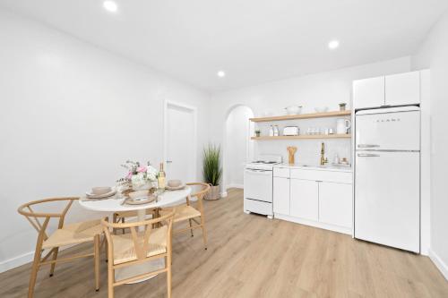 Η κουζίνα ή μικρή κουζίνα στο M Lake Worth Beach - Modern Villas Near West Palm Beach, Chic Retro Vibes, King Bed, Cozy Backyard, BBQ, Workspace, High-Speed Internet, Free Parking, 5 Minutes to Downtown & Beach