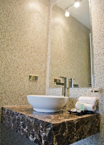 a bathroom with a sink and a mirror at Arvo Hotel Boutique in Trujillo
