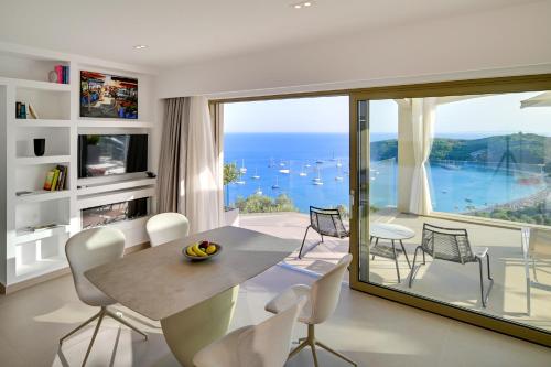 a dining room with a view of the ocean at LIVINGHOME SUITES in Parga