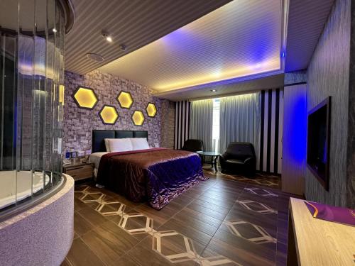 pokój hotelowy z łóżkiem i wanną w obiekcie King & Princess Motel - Rende w mieście Rende