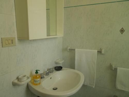 RilievoにあるGrand Paysageのバスルーム(シンク、鏡、タオル付)