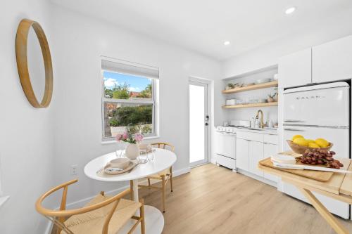 Η κουζίνα ή μικρή κουζίνα στο M Lake Worth Beach - Modern Villas Near West Palm Beach, Chic Retro Vibes, King Bed, Cozy Backyard, BBQ, Workspace, High-Speed Internet, Free Parking, 5 Minutes to Downtown & Beach