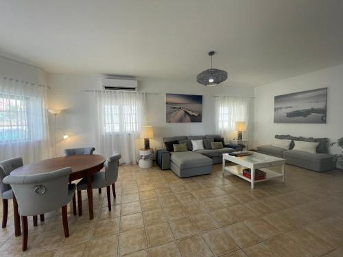 uma sala de estar com uma mesa e um sofá em Comporta Centro Villa 3 quartos MHouse lease em Comporta