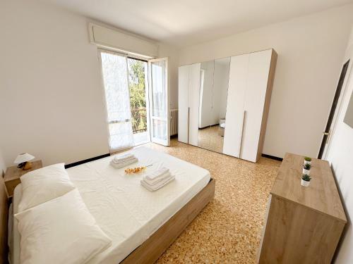 1 dormitorio con 1 cama grande y espejo en Giulia Apartment en Cassina deʼ Pecchi