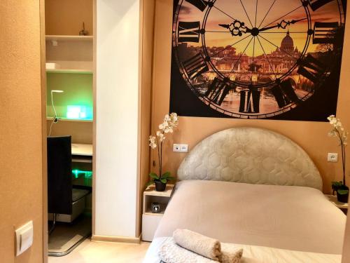 - une chambre avec une grande horloge au-dessus d'un lit dans l'établissement Romantic environment in the centre of Saburtalo, à Tbilissi