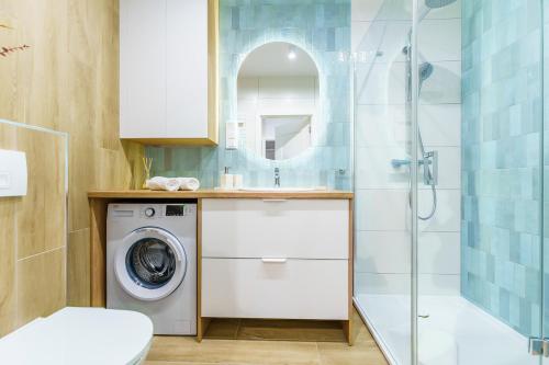 a bathroom with a washing machine and a shower at Apartament z basenem Polanki Aqua D307 in Kołobrzeg