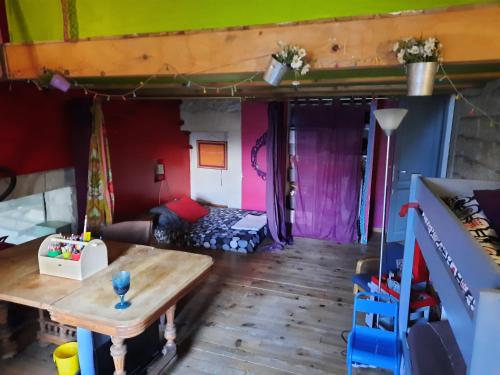 un salon avec un lit et une table dans l'établissement Chambres de charme chez l'habitant, à Baillargues