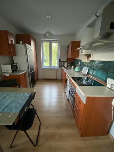 a large kitchen with a stove and a refrigerator at Apartament Czytelnia - parking gratis in Poznań